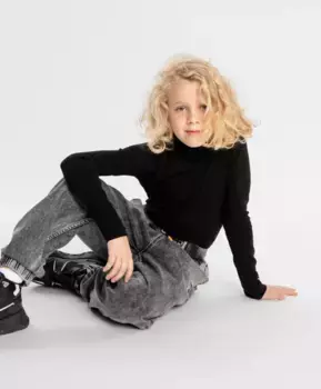 Водолазка в мелкий рубчик черная Button Blue (158)