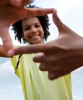 Жилет трикотажный с капюшоном желтый Gulliver (164)