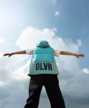 Жилет утепленный с капюшоном бирюзовый Gulliver (140)