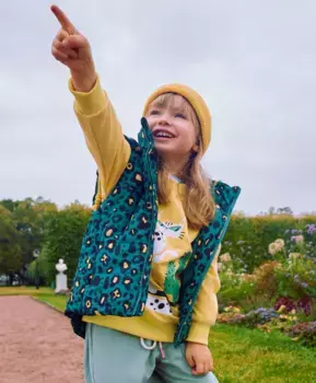 Жилет утепленный с капюшоном зеленый Button Blue (116)