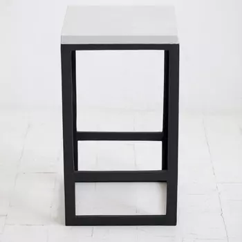 Барный табурет Cube с сидением из микробетона