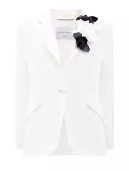 Белый жакет приталенного кроя с объемной брошью