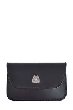 Кожаная ключница в черном цвете с литым логотипом бренда и карабином