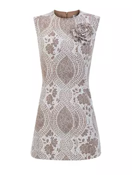 Платье-футляр с кружевным декором и цветочной 3D брошью