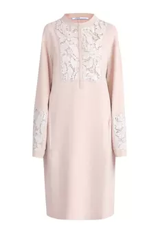 Платье нежного тона с кружевной манишкой и декором на рукавах