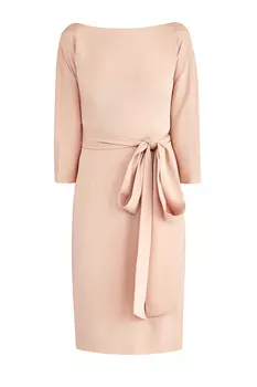 Платье с декольтированной спинкой и широким поясом-лентой