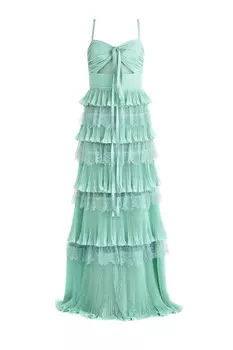 Платье с многослойным подолом из плиссированных полос и кружева