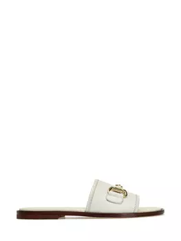 Шлепанцы из крупнозернистой кожи с литым декором