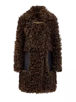 Шуба из овчины с карманами из кожи и массивной цепью на вороте