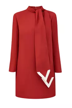 Струящееся платье с рукавами-клеш и контрастной символикой «V»