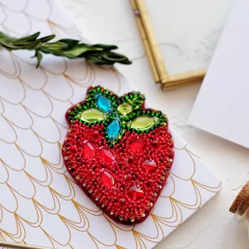 АД-050 Набор для вышивки бисером украшения на натур. художественном холсте 'Клубничка' 5,5*7,0см