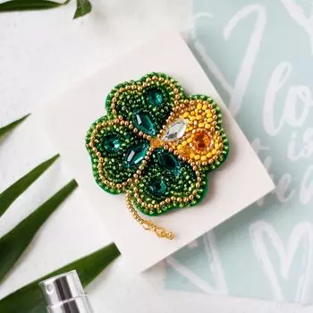 АД-093 Набор для вышивки бисером украшения на натур. художественном холсте 'Листик удачи' 5,4*5,4см