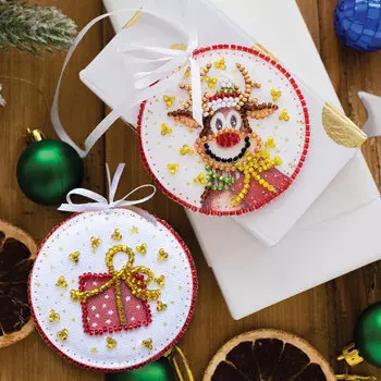 АВT-004 Набор для вышивки бисером новогодней игрушки на натуральном художественном холсте 'Новогодний гость' 6,6*6,6см