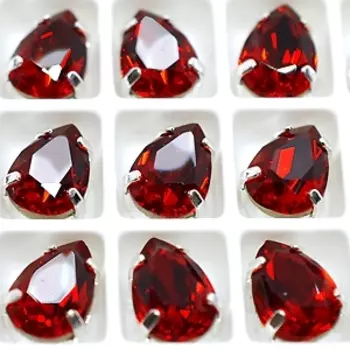 Хрустальные стразы в цапах/серебро капля 8мм, 2шт упак Астра (104 красный)