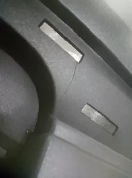 STRN160870TWY-УЦЕНКА, БАМПЕР ЗАД RENAULT KAPTUR 16- ПОД СОНАРЫ И МОЛДИНГ (ПР-ВО ТАЙВАНЬ),СРЕЗ, ТРЕСНУТ