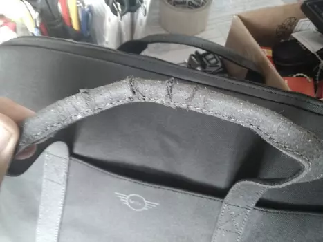 УЦЕНКА, БОЛЬШАЯ СУМКА MINI ДЛЯ НОУТБУКА, ЧЕРНЫЙ/, ТРЕЩИНЫ НА РУЧКЕ