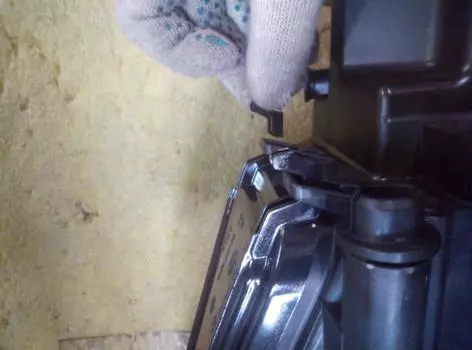 УЦЕНКА,ФАРА СЛОМАН КРЕПЕЖ