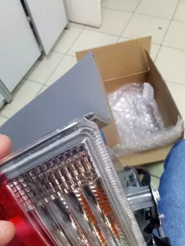 УЦЕНКА, ФОНАРЬ ЗАДНИЙ ЛЕВЫЙ НА КРЫЛЕ, СКОЛ УГЛА