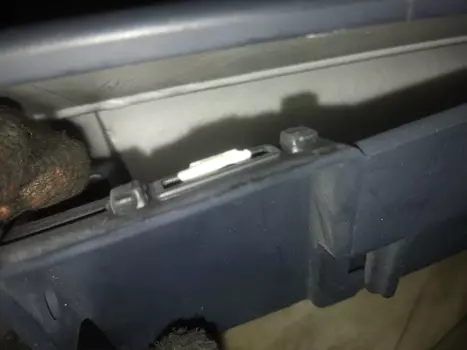 УЦЕНКА,МОЛДИНГ, СЛОМАНА КРАЙНЯЯ КЛИПСА