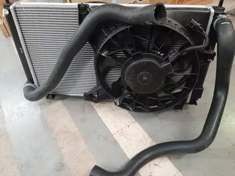 УЦЕНКА, РАДИАТОР С ТРУБОПРОВОДАМ, ПОГНУТ