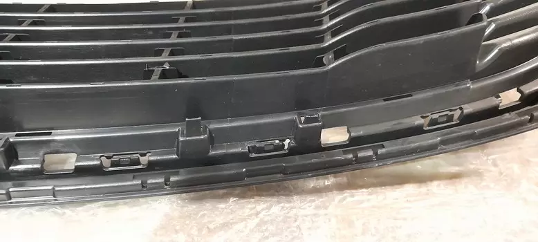 УЦЕНКА РЕШЕТКА БАМПЕРА ПЕР (ПЛАС) СЛОМАНО КРЕПЛЕНИЕ