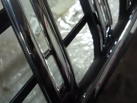 УЦЕНКА,РЕШЕТКА РАДИАТОРА R,ЦАРАПИНА НА ХРОМЕ