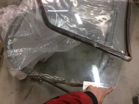 УЦЕНКА, СТЕКЛО ДВЕРИ Л ПД ЛЕНД РОВЕР, ПУЗЫРИ НА КРОМКЕ, ПОЛОСА