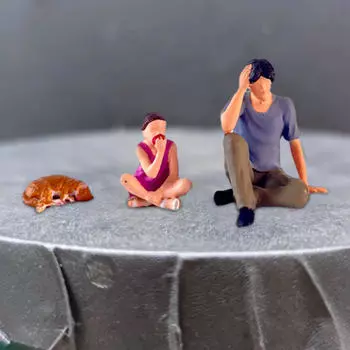1/64 Сидящий мужчина и девочка Модель Крошечные люди DIY Сцена Машина Сопоставление Маленькая Еда