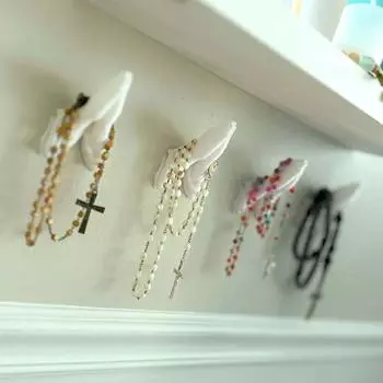 1pair Creative Storage Rack Resin Background Pendant Hand Shaped Wall Hanging Bracket Necklace