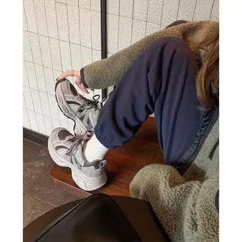 2025 new lightweight and versatile foot small gray retro color matching thick-soled heightening sports and leisure shoes female dad shoes 35 серый