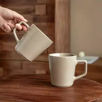 2 шт. тисненая керамическая кружка с вертикальными полосками в винтажном стиле, кофейная чашка с ручкой, бытовая чашка для завтрака, молока, воды, чая, подарки 500ml