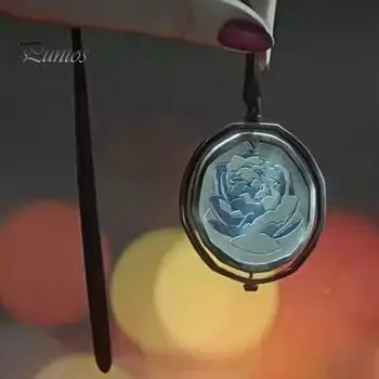 Аниме-ожерелье с синими розами, 3D-резьбой, вращающийся дизайн, ожерелье с гальваническим покрытием из сплава, подарок для поклонников аниме, украшения на шею синий