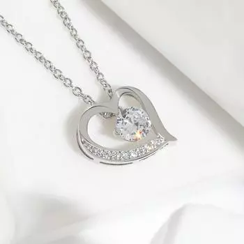Цепочка-ошейник с подвеской «Любовь» Девушка Цикси дарит своей девушке простое асимметричное ожерелье в форме сердца