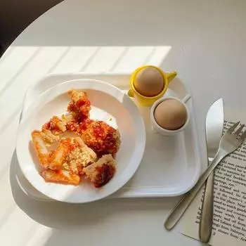 Чашка для яиц Усиленное основание Сплошной цвет Нескользящая ручка Хороший захват Легко чистится Держатель спонжа для макияжа Мини-завтрак Керамический держатель для яиц Использование в столовой жёлтый