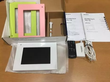 Цифровая фоторамка SONY E710 тип памяти 128 МБ белая S-Frame 7.0 встроенный DPF-E710/WI