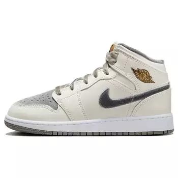 Детские кроссовки Air Jordan 1 Mid SE GS Pewter Velvet Toe кремового цвета с парусом металлик-золото FB9899-100 36