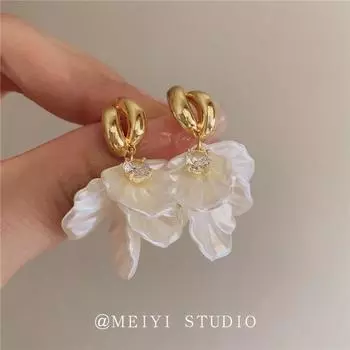 Dream Flower Border ~ Accessible Luxury Fancy French Young Adult Petal Fairy Earrings Niche Temperament French Fresh Ear Jewelry Golden Flower leaves