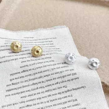 Elegant Gold Brushed Irregular Earrings for Women - Noble, Unique, Retro High-End Micro-Inlaid Design in Small Fragrance Style. irregular round серебряный