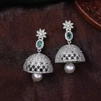 Женские дизайнерские серьги Estele Jaliwala Jhumka с родиевым покрытием и жемчугом и изумрудными кристаллами