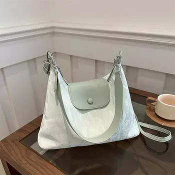 Fashionable Large Capacity Tote Bag for Women In Summer New Trendy Solid Color Shoulder Bag Simple Casual Commuting Bag