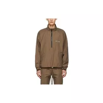 Fear of God Essentials Осень/Зима 2020 Спортивная ветровка с воротником-стойкой на молнии до половины с однотонным логотипом и рукавами реглан Мужская куртка Коричневая FOG-FW20-243 M