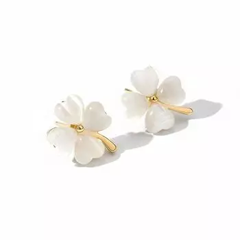 French Designer Clover Earrings Accessible Luxury Easiest for Match Stud Earrings Flower Acrylic Stylish Summer Ornament Women Pair of Four-leaf Clover Earrings