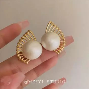 Glowing Dream ~ Exquisite Fancy French Metal Wings Pearl Stud Earrings Accessible Luxury Special-Interest Design Elegant Earrings Dumb gold fan pearl earrings