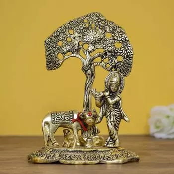 Господь Кришна играет на флейте под деревом с золотой коровой и теленком
