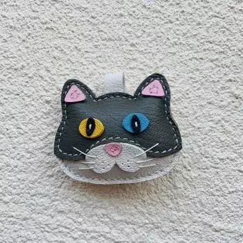 Handmade Genuine Leather Cute Cat Head Keychain with Heterochromatic Eyes - Unique Animal Design Charm Gift for Cat Lovers белый
