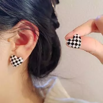 Ins Style Осенние и зимние трехмерные серьги с персиковым сердечком и шахматной доской Холодный ветер Черно-белые серьги с любовью Нишевого дизайна для женщин