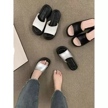 Internet celebrity thick-soled silver one-word slippers women s summer wear 2025 popular slope heel sandals holiday beach Roman sandals 35 серебряный