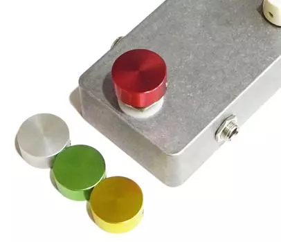 Эффекторный ножной переключатель Hat Switch Cap Foot Cover алюминиевый 4-цветный набор [FSTA] (Красный, Желтый, Зеленый, Серебряный) FSWA-4C-RdYlGrSv
