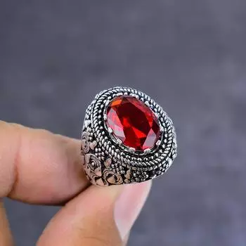 Кольцо из серебра 925 пробы с натуральным гранатом, размер 8, V2e73