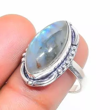 Кольцо из серебра 925 пробы с натуральным лабрадоритом, размер 7 W6w78